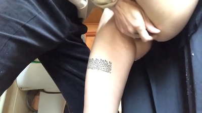 Sprëtzen an d'Schoulbuedem, e richtege schaumend Orgasmus - mäi Schoulmeeschter huet säi Bescht gemaach